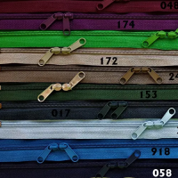 Un grand marché, fermeture éclair double curseurs